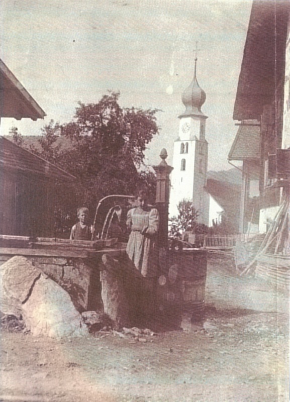Kinder am Dorfbrunnen um 1920