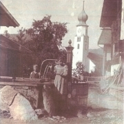 Kinder am Dorfbrunnen um 1920